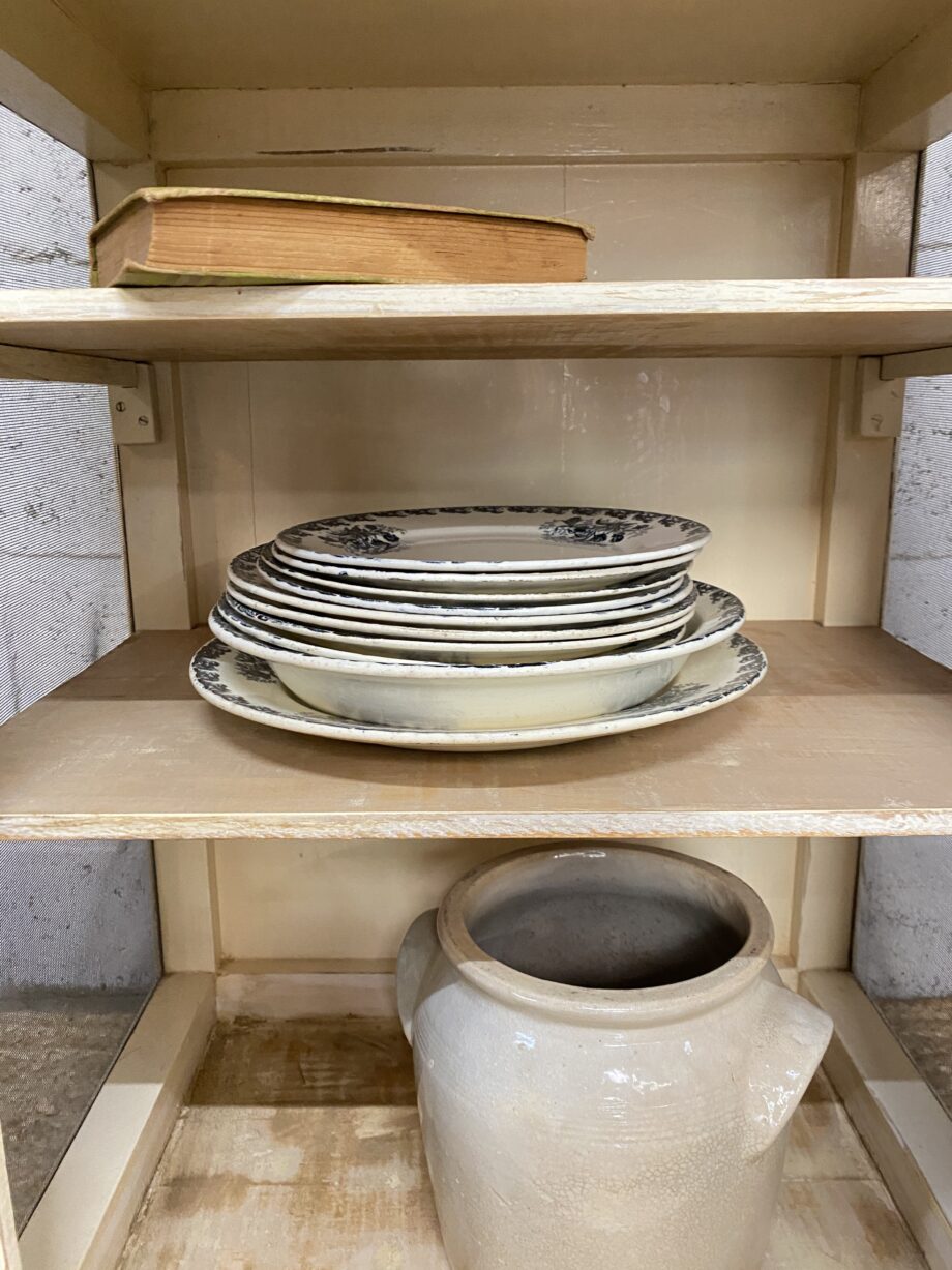 Garde-manger patiné