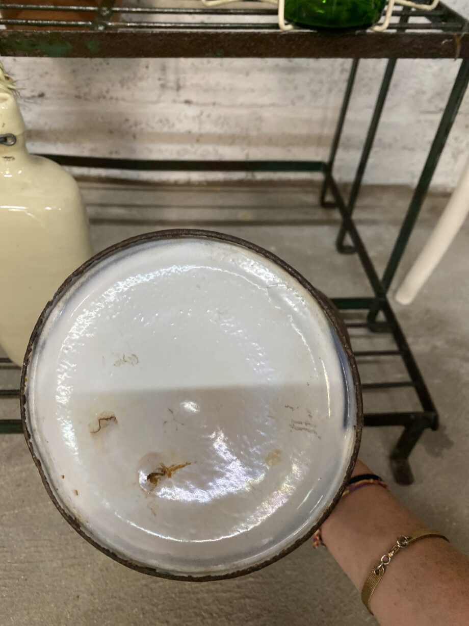 Pot émaillé blanc