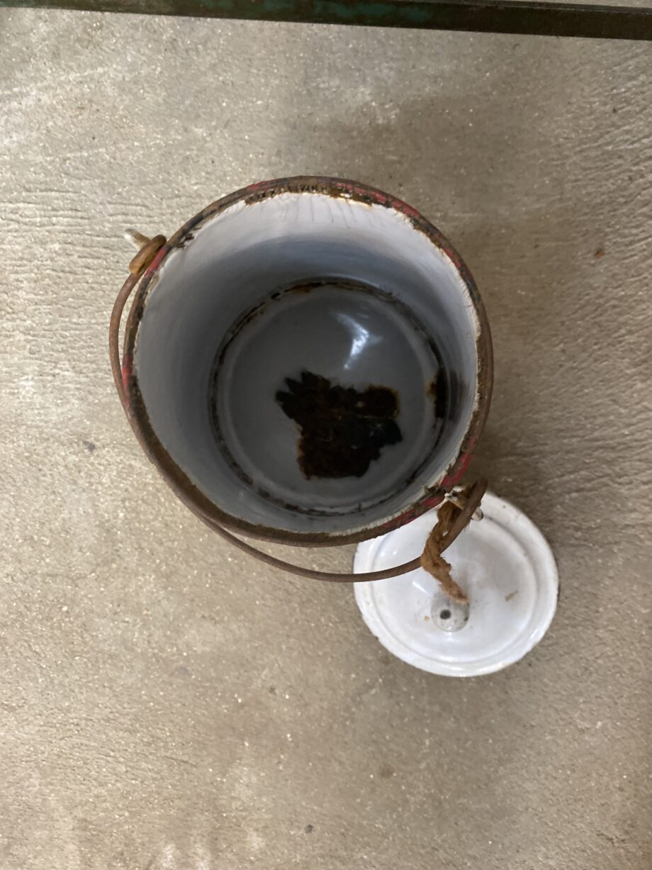 Pot émaillé blanc