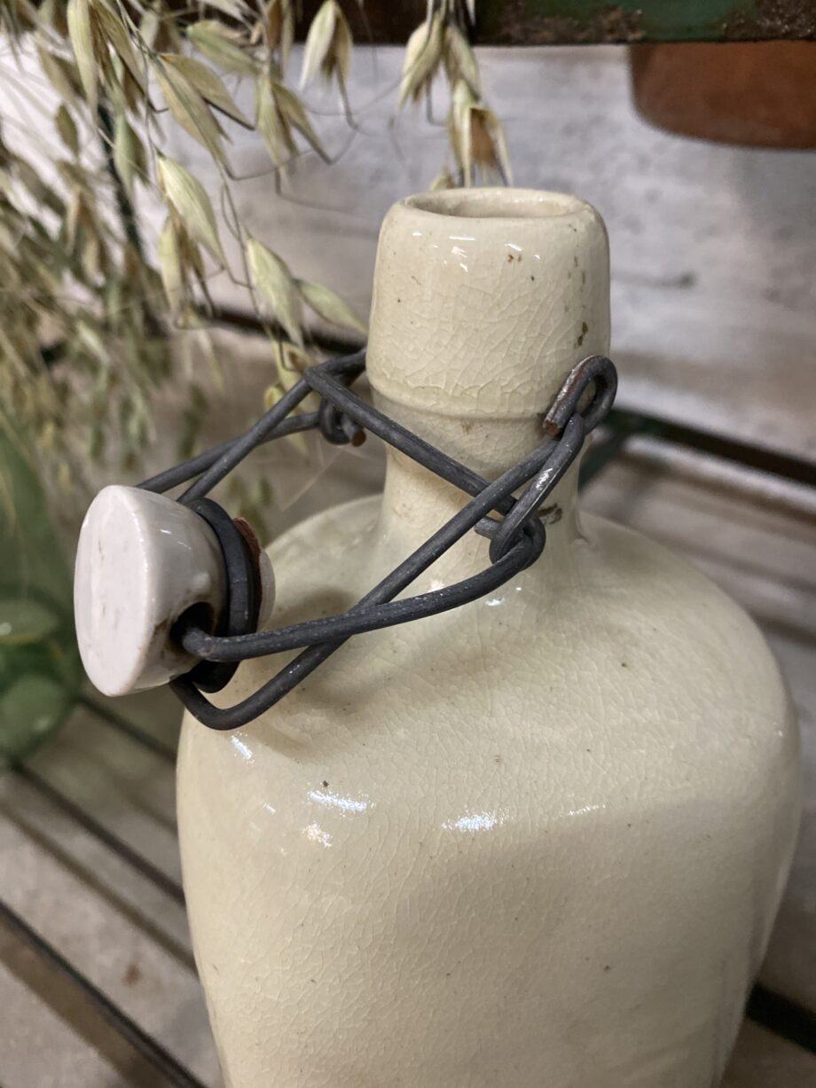Bouteille triangulaire en grès