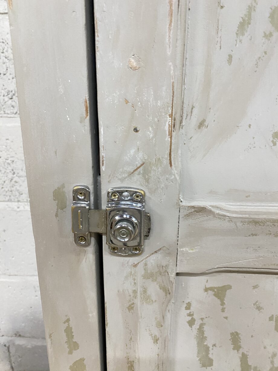 Petite armoire patinée