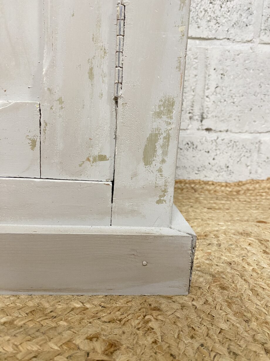 Petite armoire patinée
