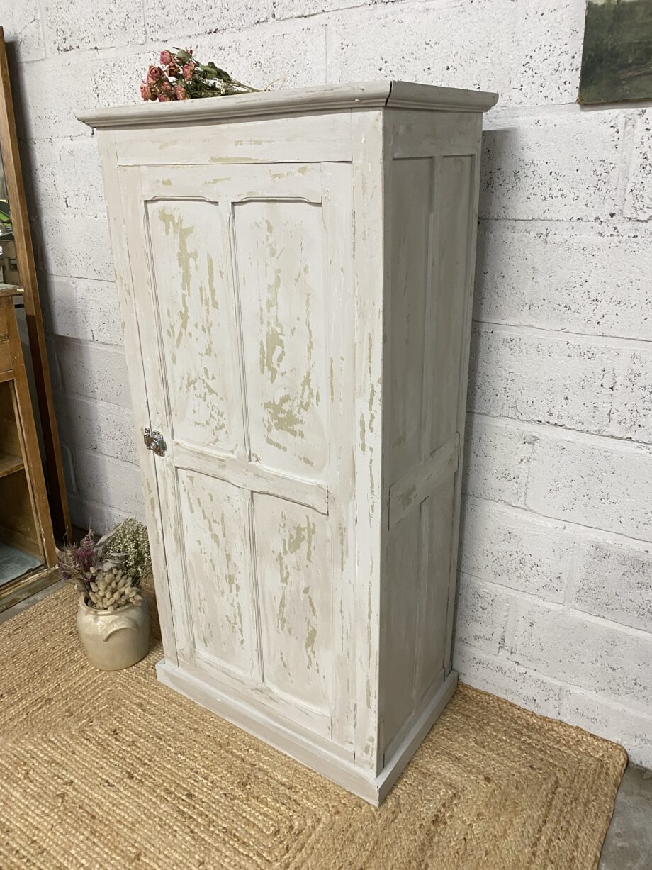Petite armoire patinée