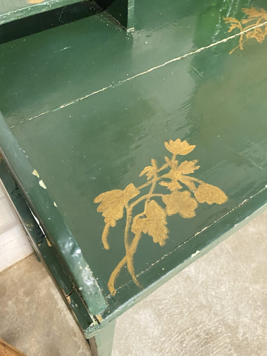 Coiffeuse verte à fleurs