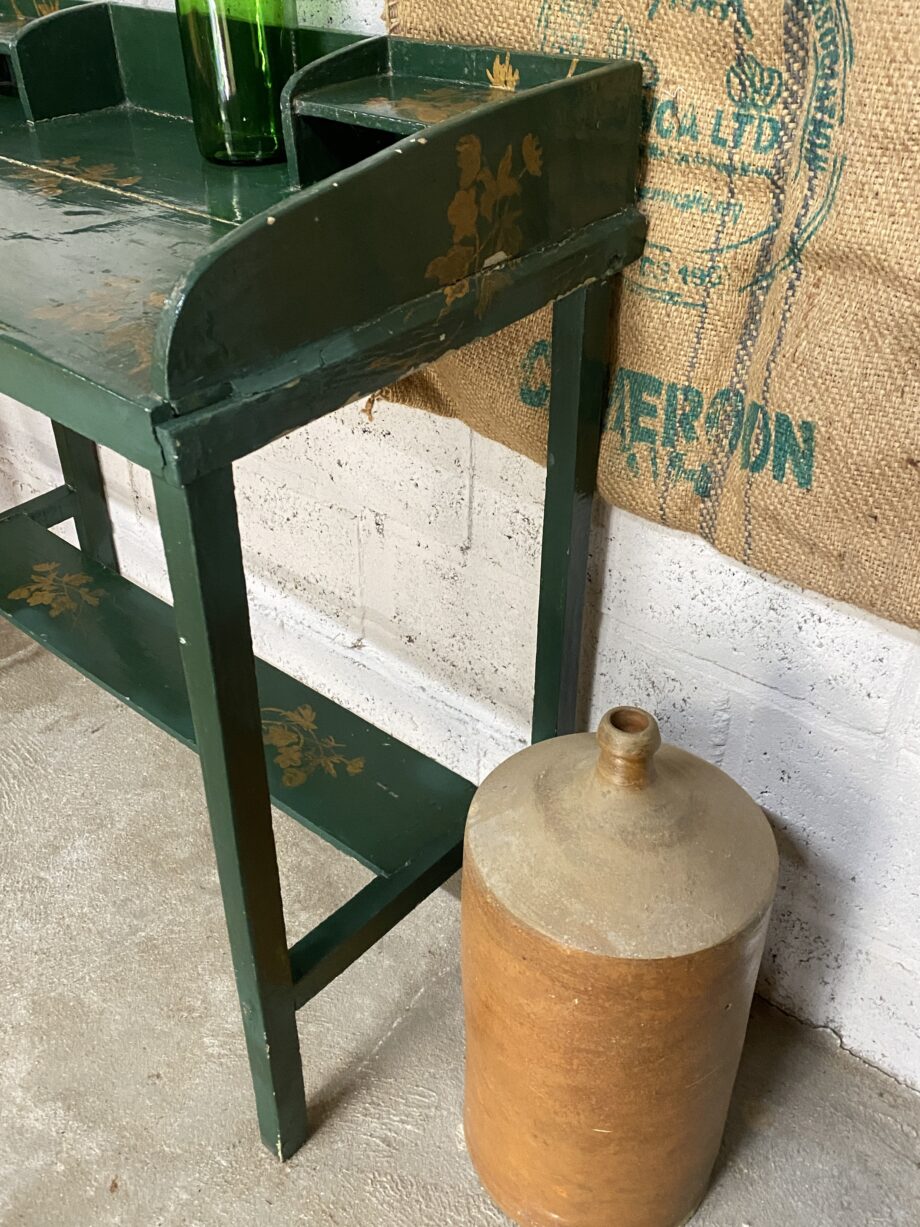 Coiffeuse verte à fleurs