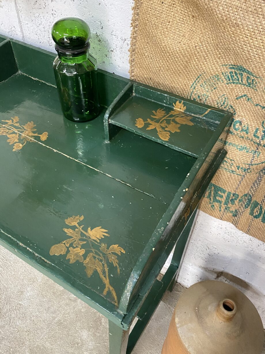 Coiffeuse verte à fleurs