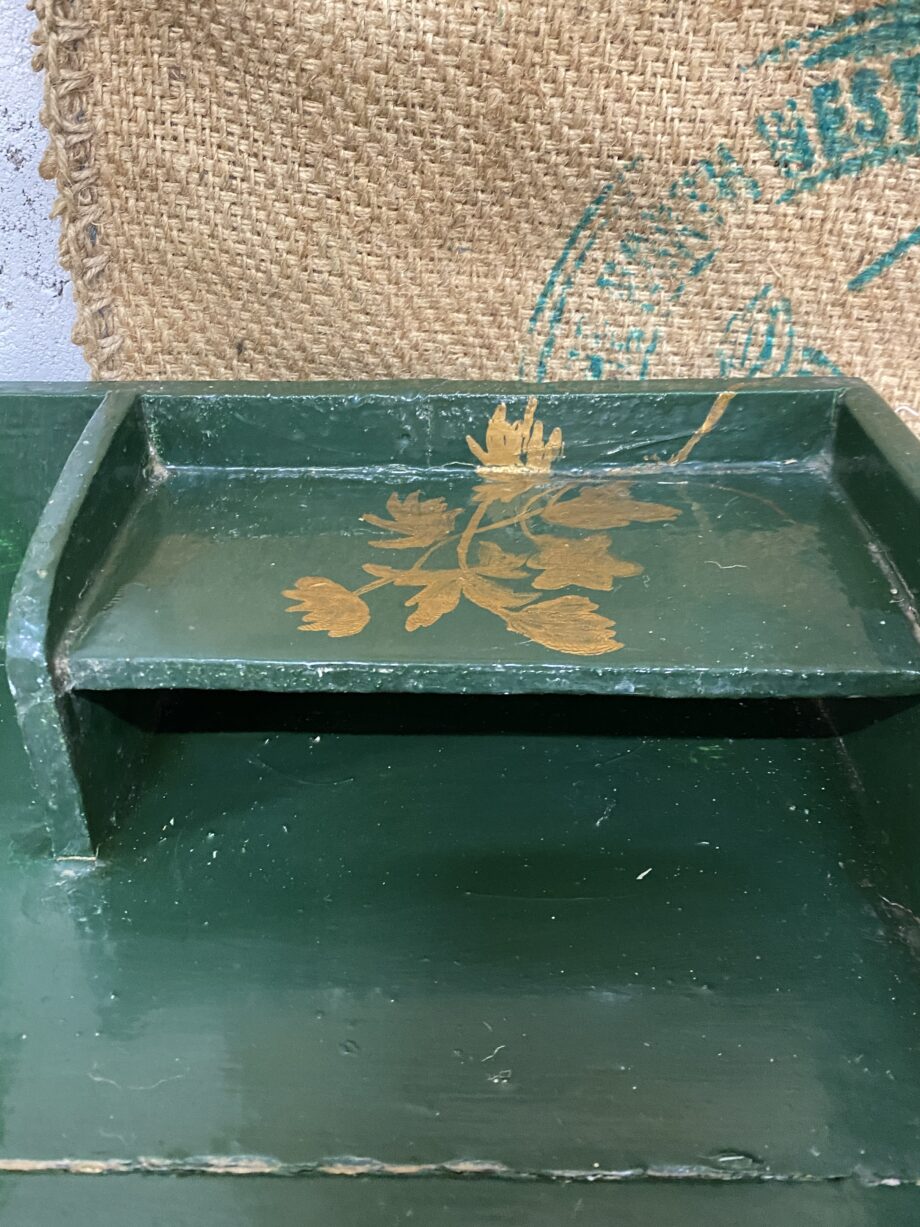 Coiffeuse verte à fleurs
