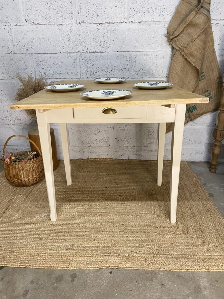 Petite table de cuisine à rallonges