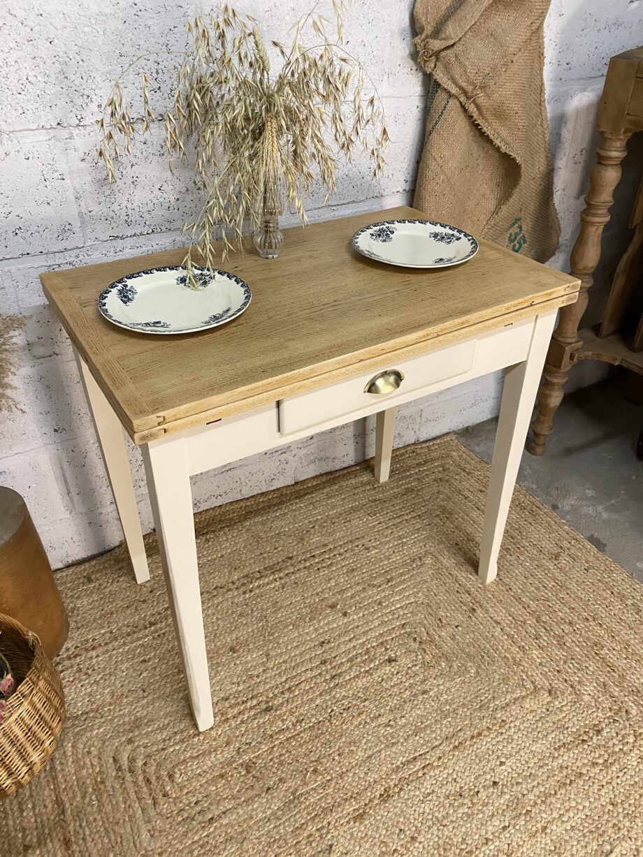 Petite table de cuisine à rallonges