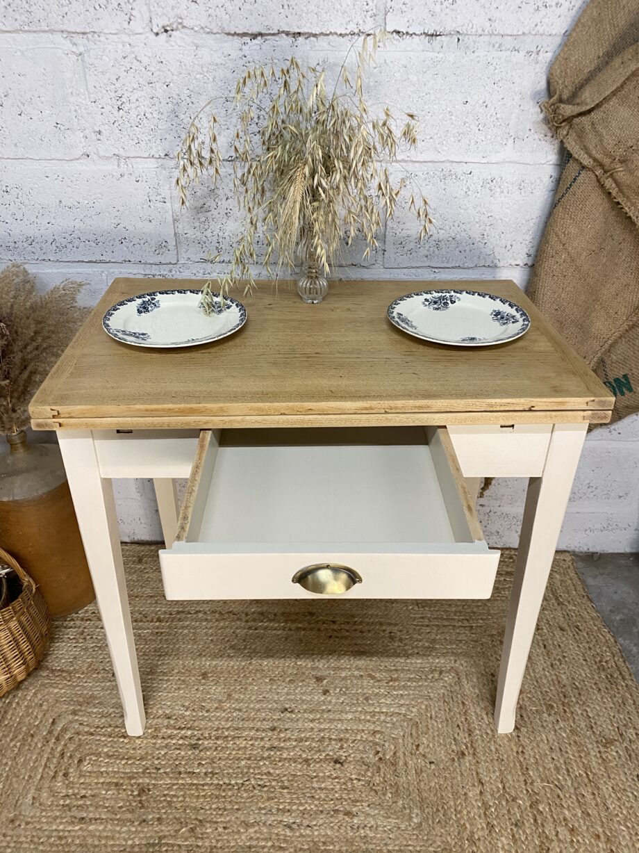 Petite table de cuisine à rallonges