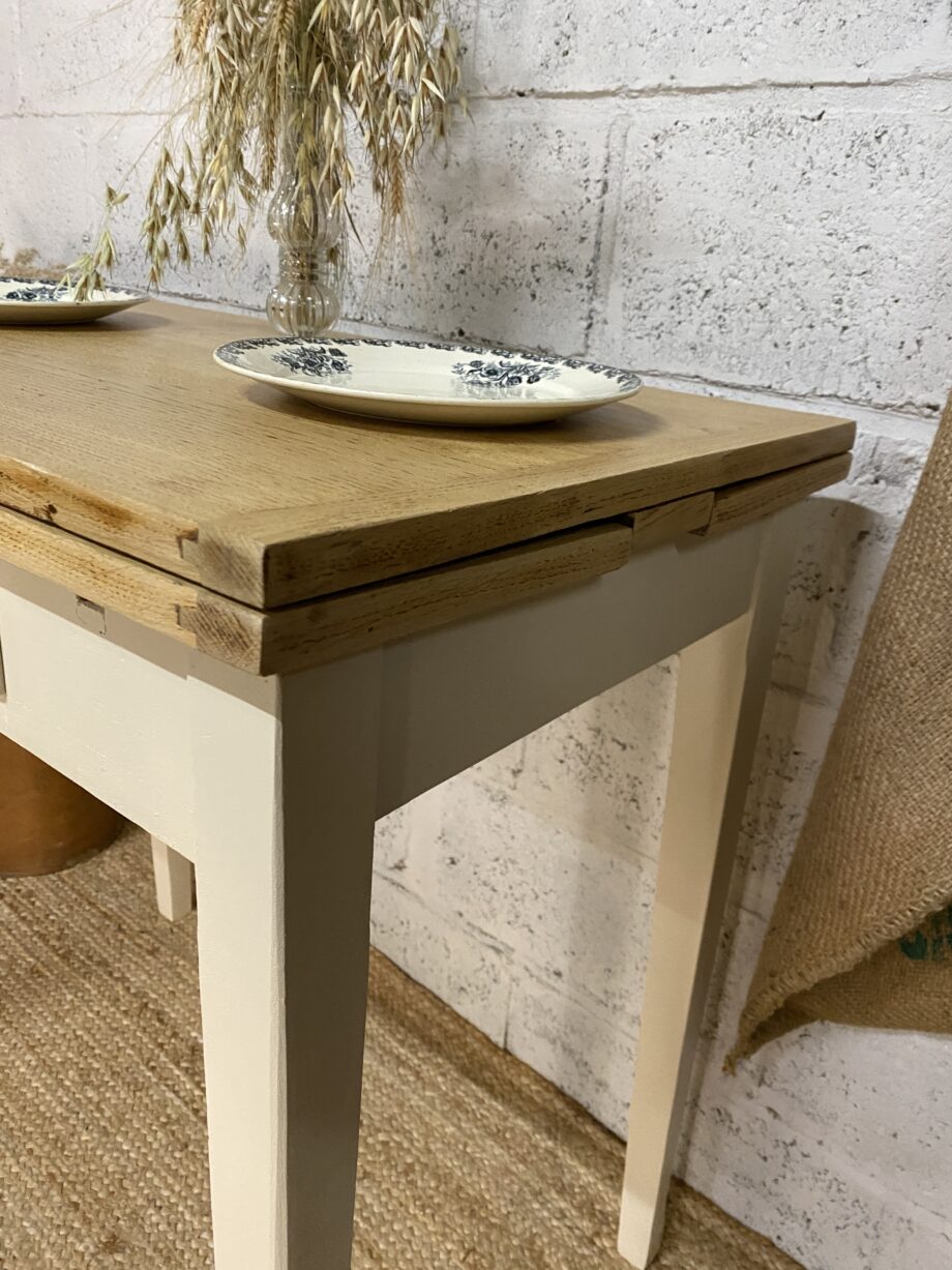 Petite table de cuisine à rallonges
