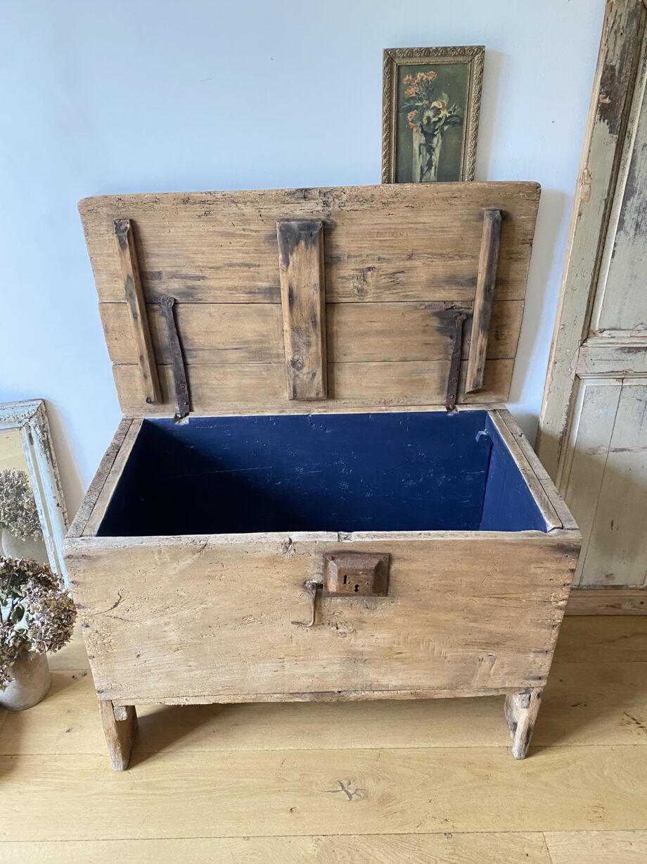 Grand coffre ancien