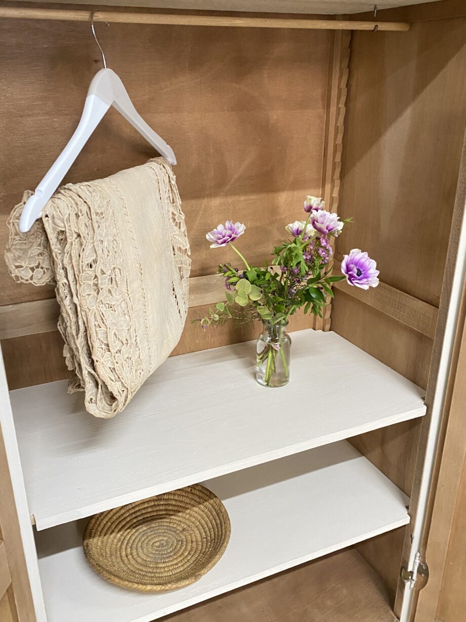 Armoire penderie blanche patinée