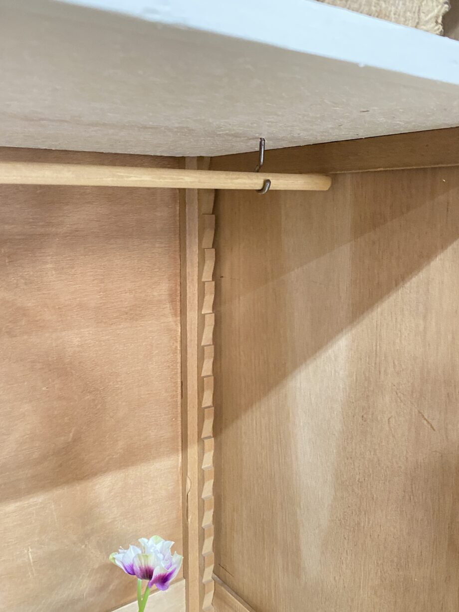 Armoire penderie blanche patinée