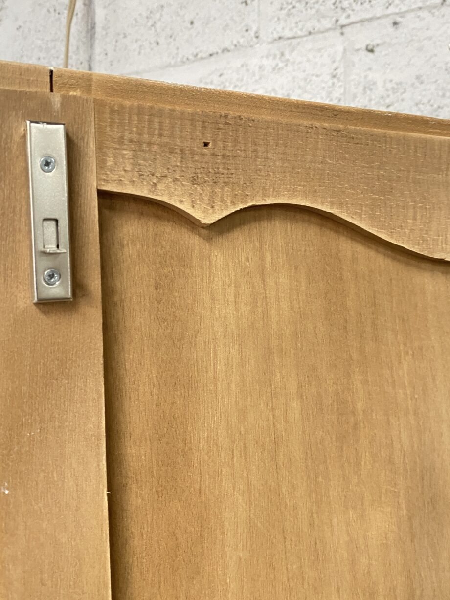 Armoire penderie blanche patinée