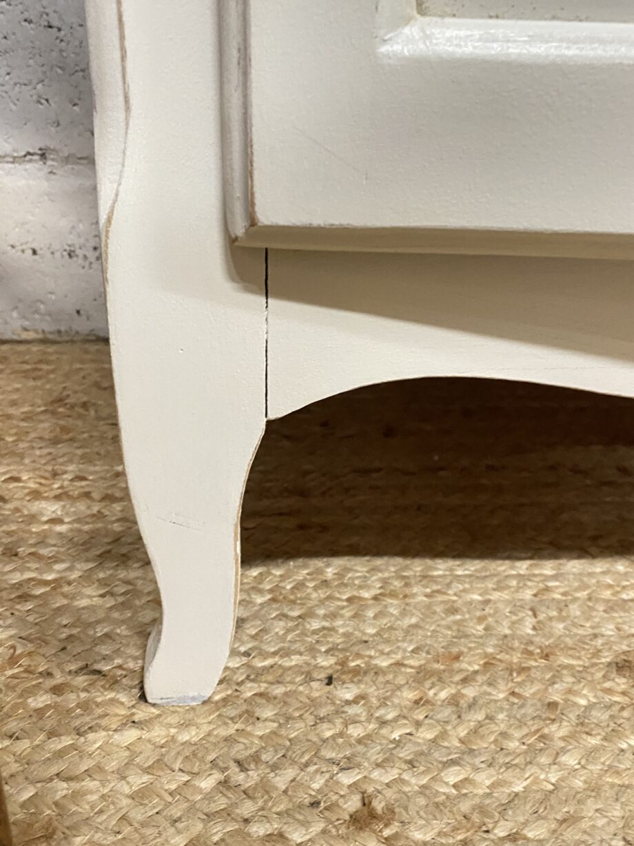 Armoire penderie blanche patinée