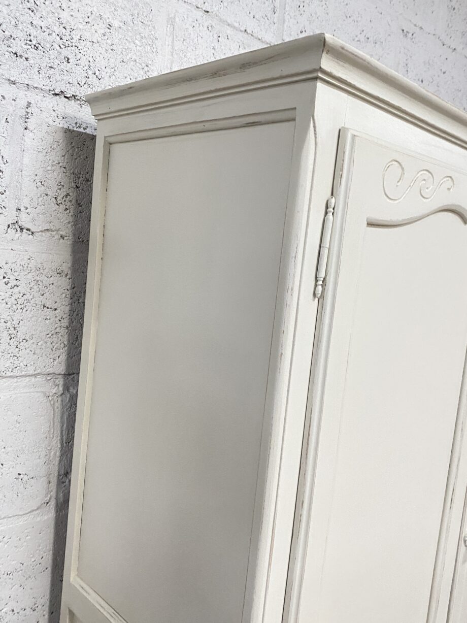 Armoire penderie blanche patinée