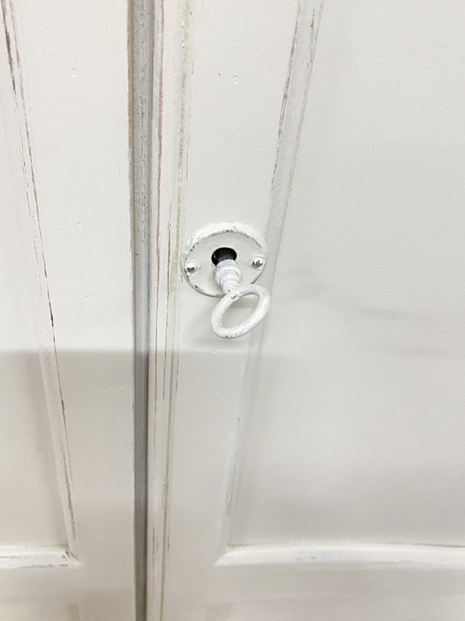 Armoire penderie blanche patinée