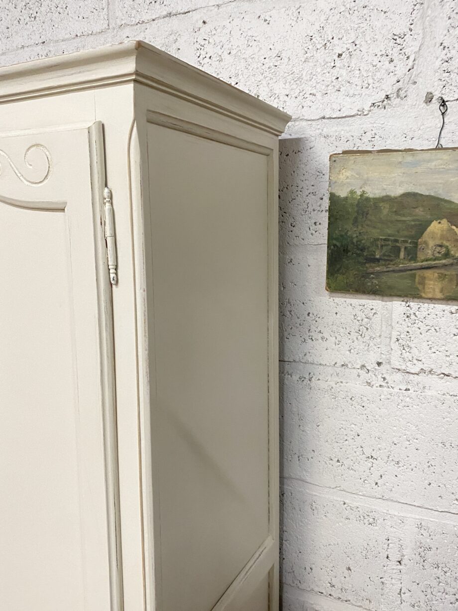 Armoire penderie blanche patinée