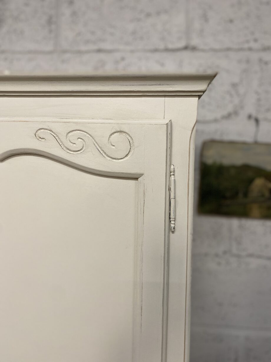 Armoire penderie blanche patinée