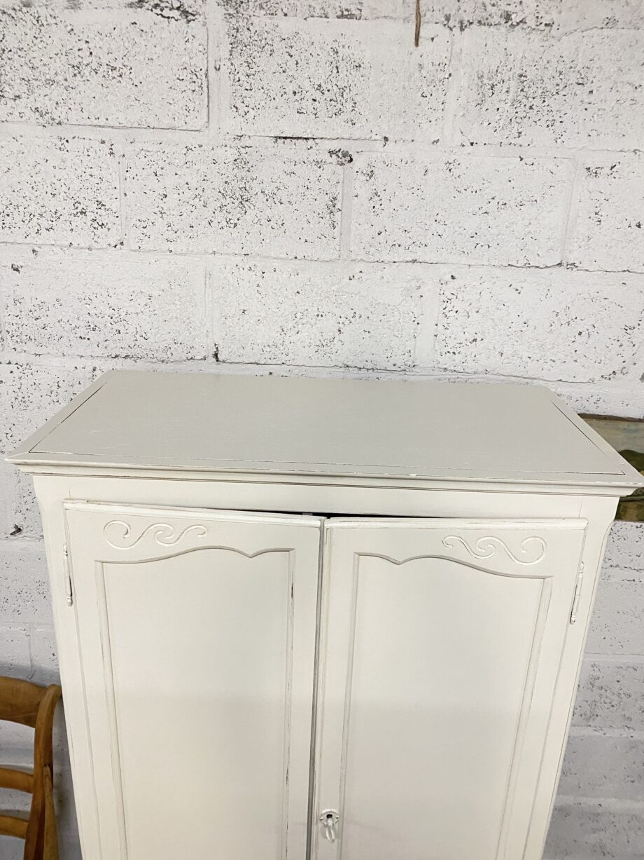 Armoire penderie blanche patinée