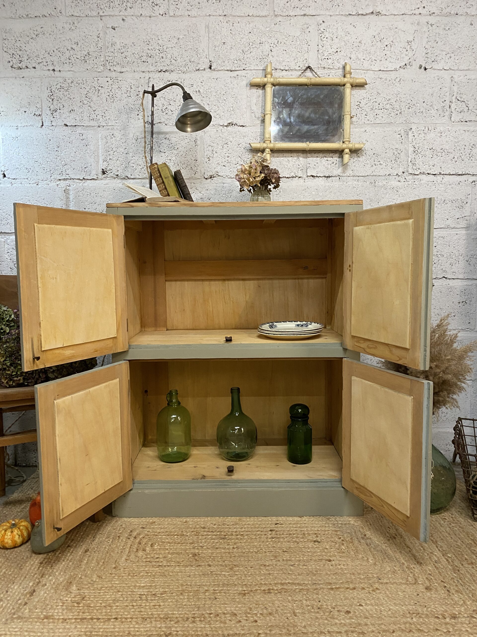 Grand buffet ancien vert