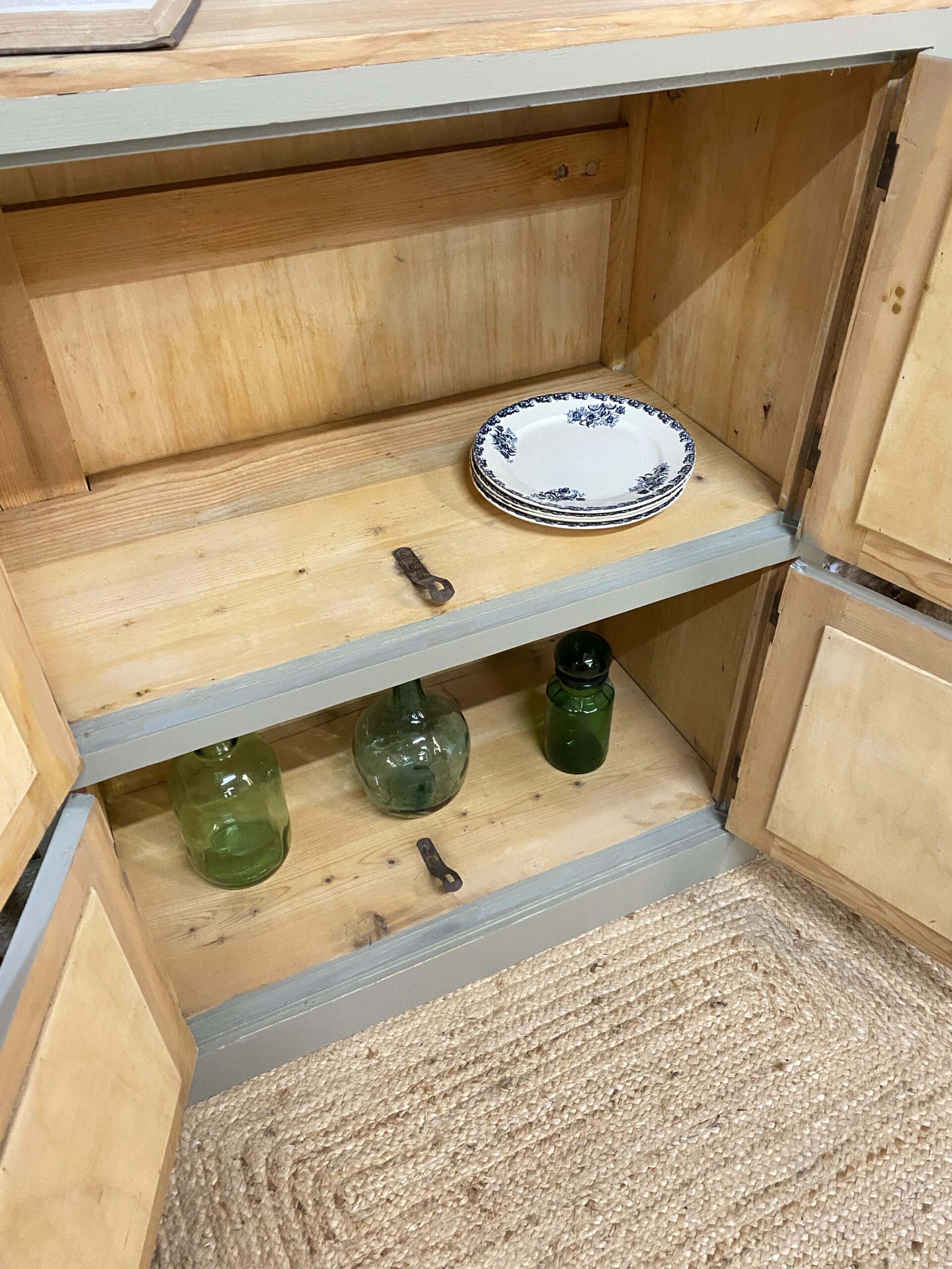 Grand buffet ancien vert