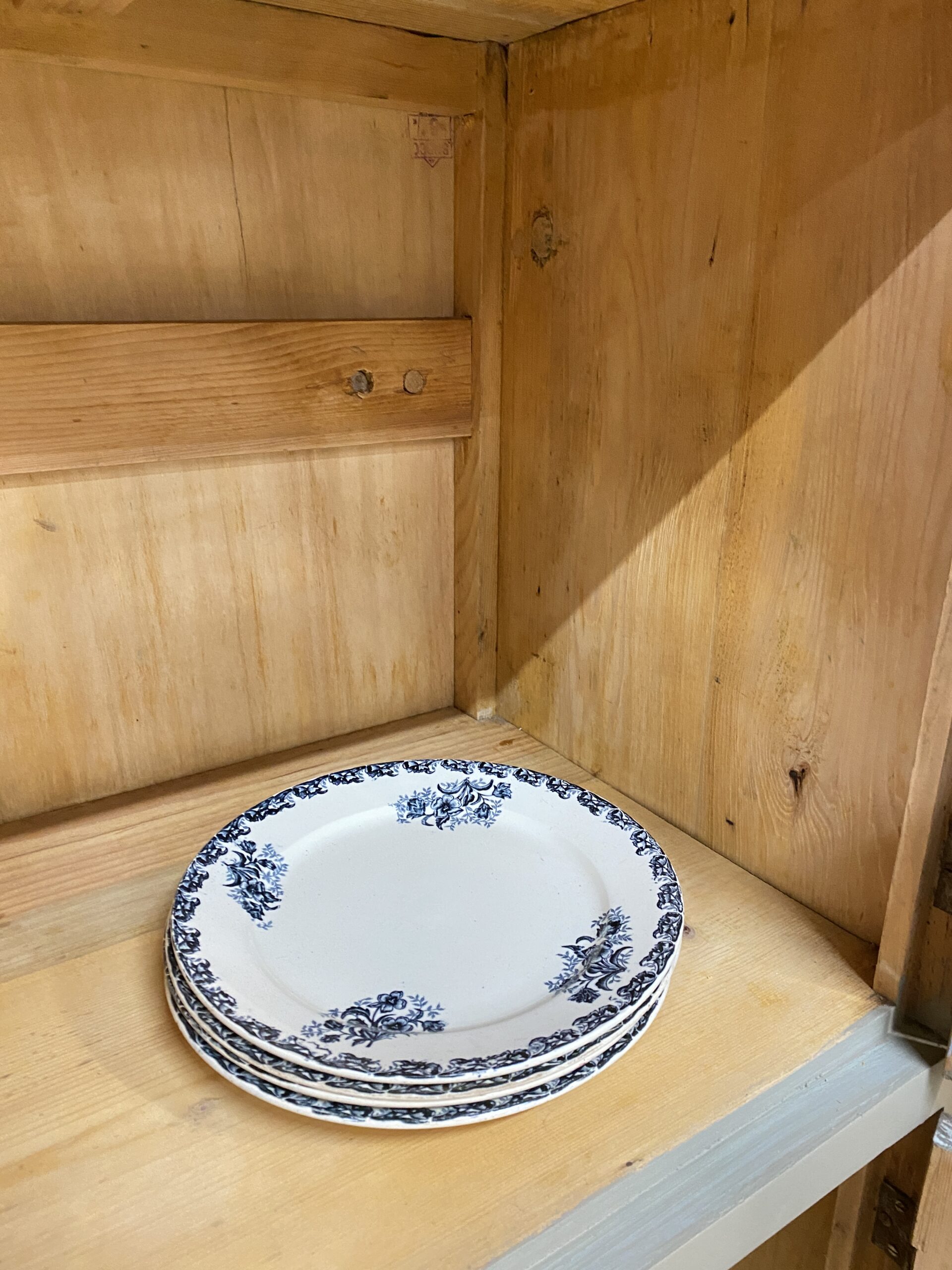 Grand buffet ancien vert