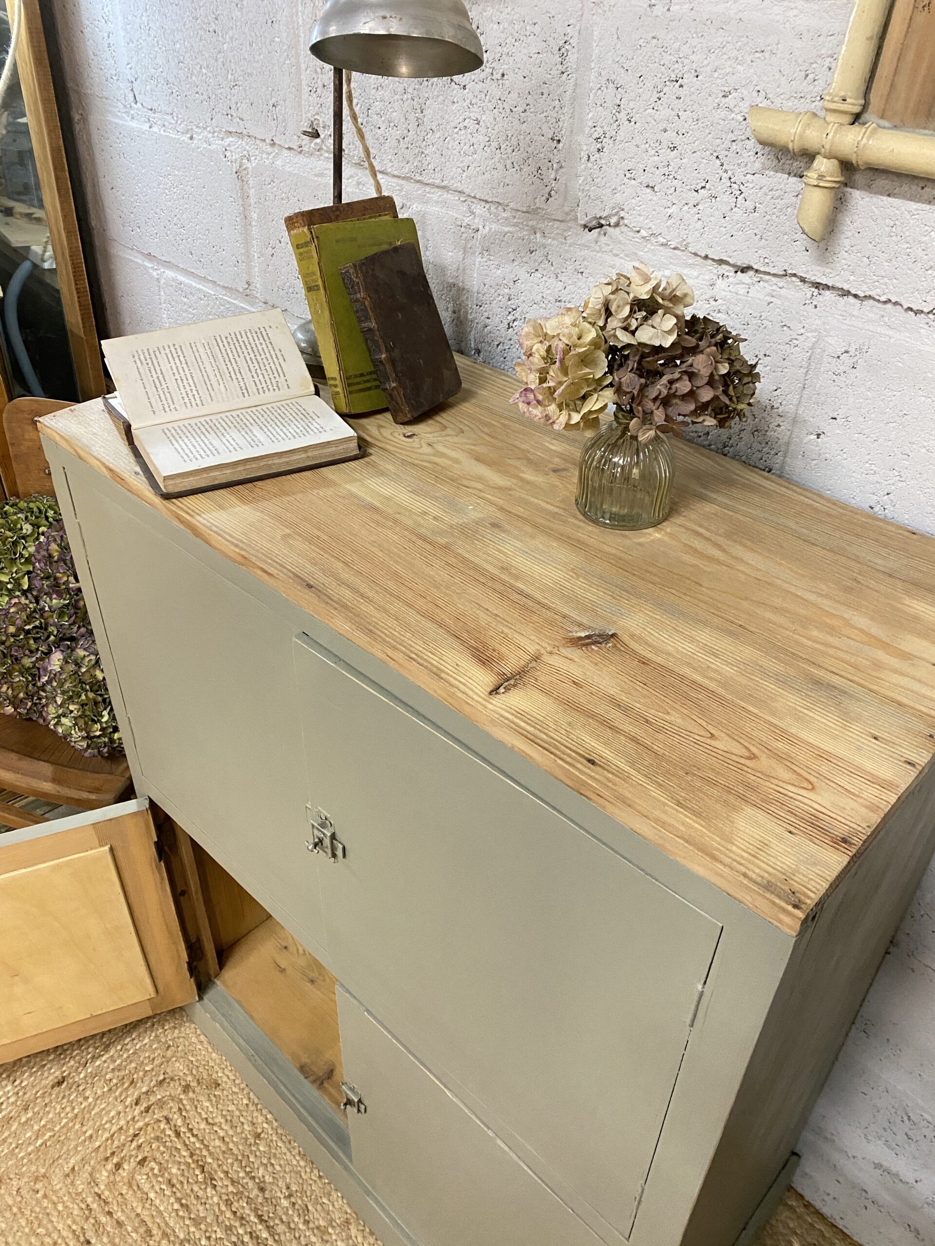 Grand buffet ancien vert