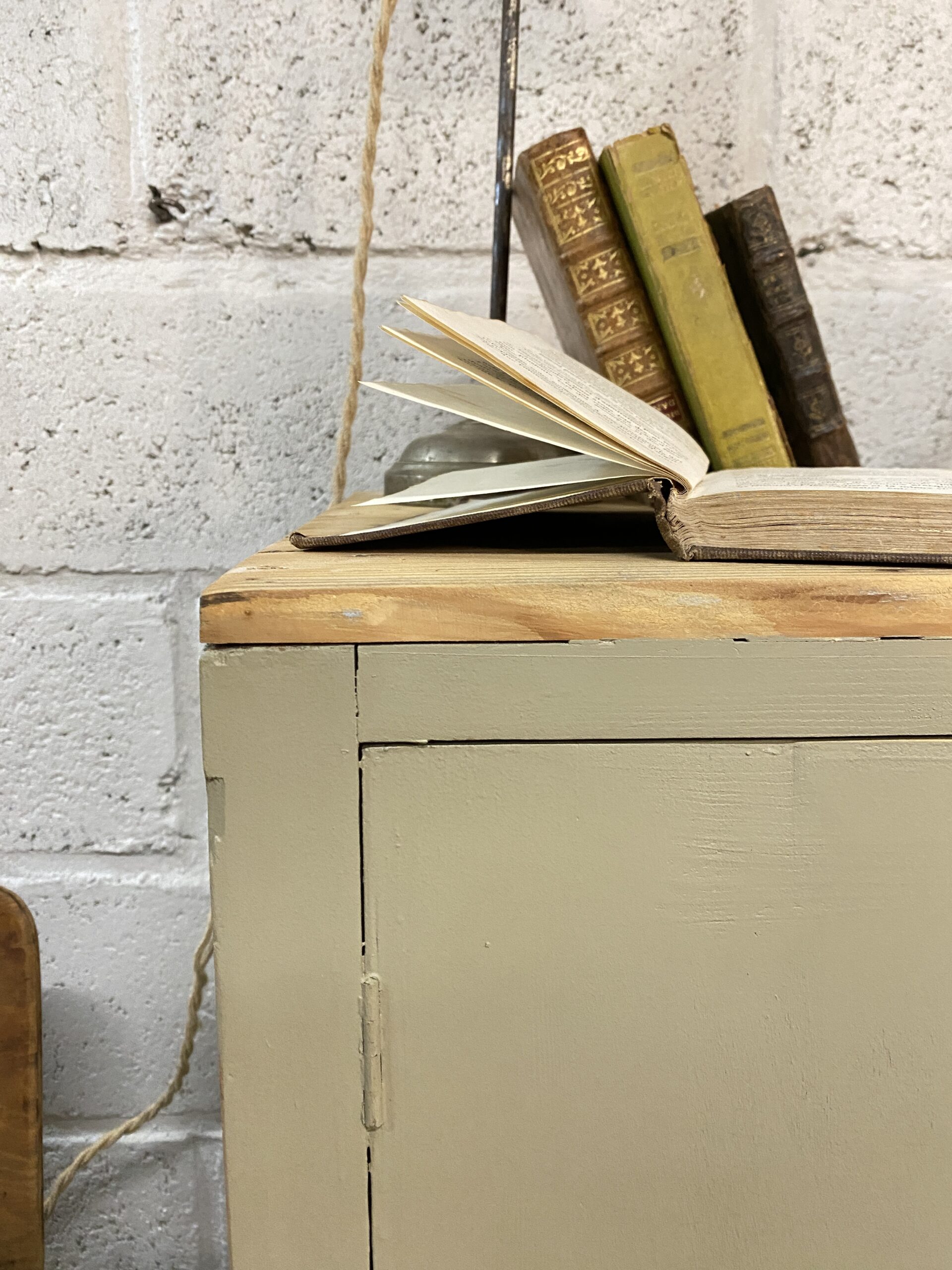 Grand buffet ancien vert