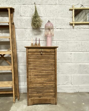 Meuble à rideaux ancien