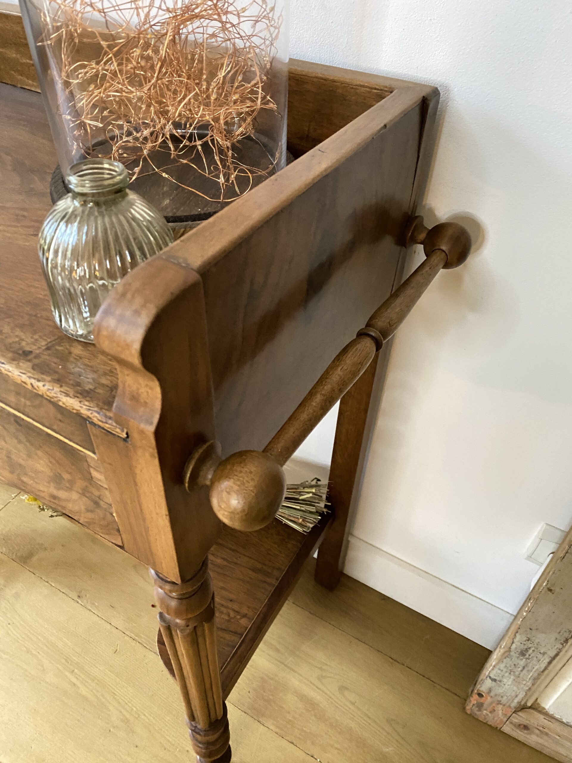 Table de toilette en noyer