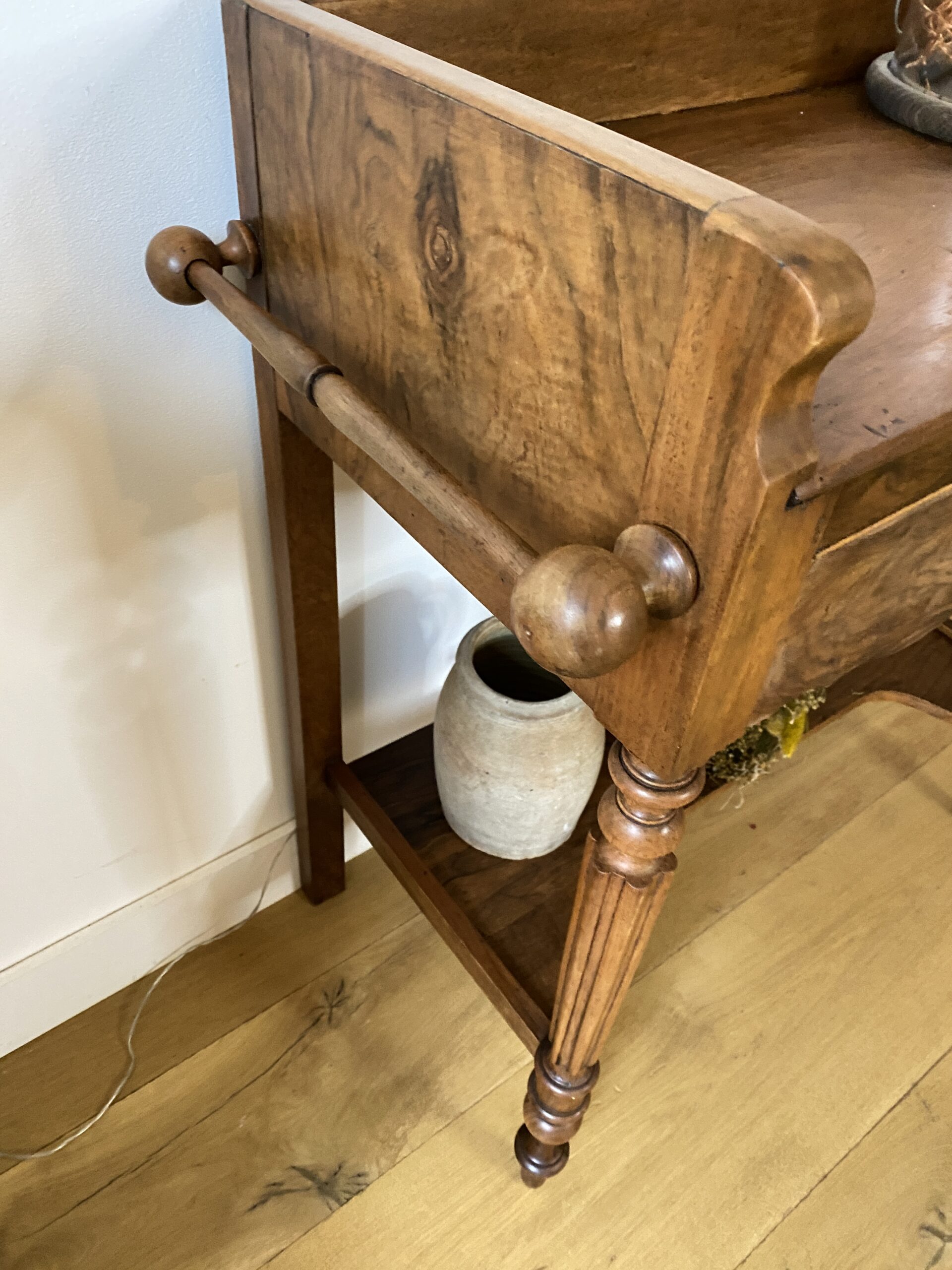 Table de toilette en noyer