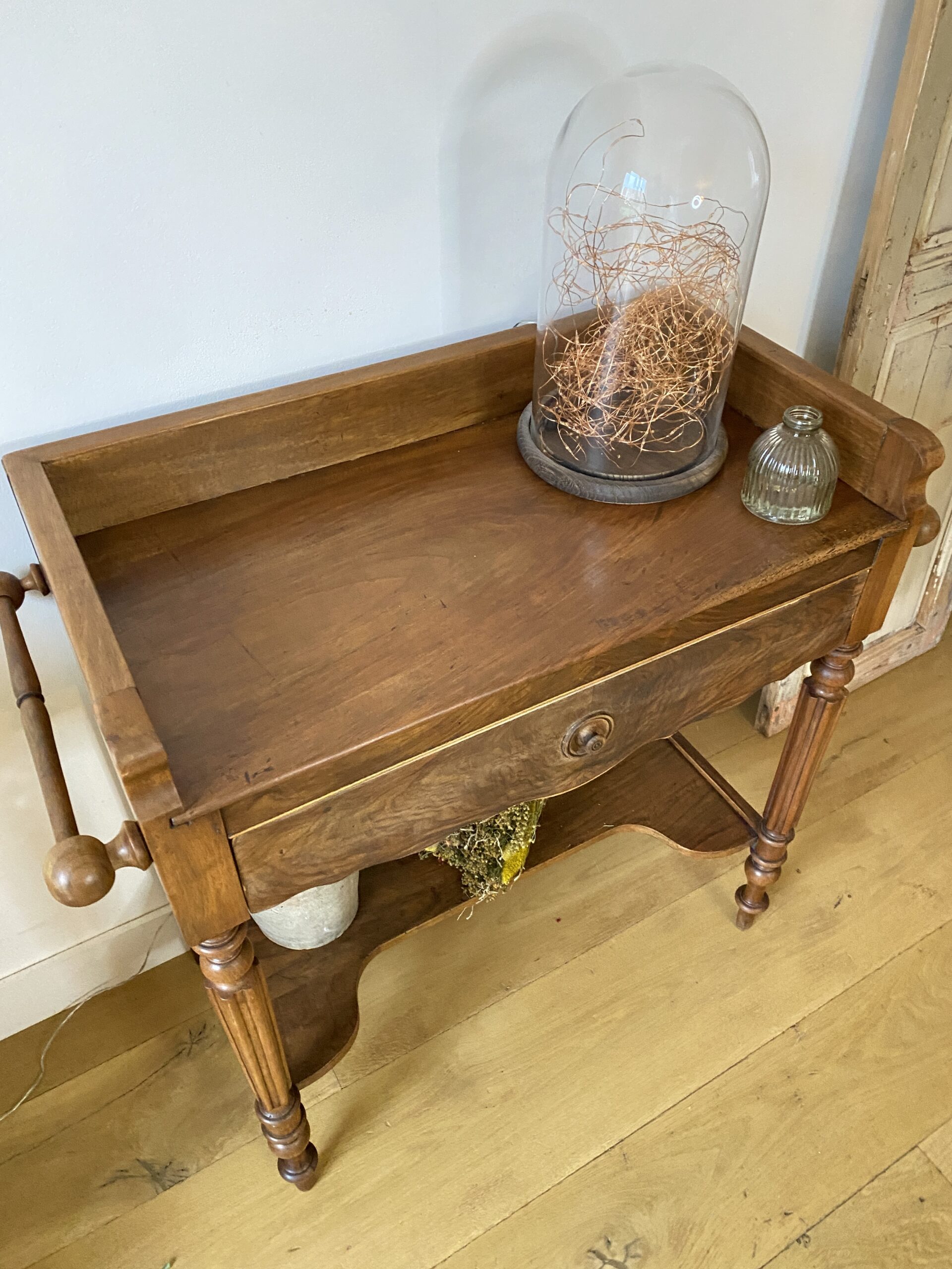 Table de toilette en noyer