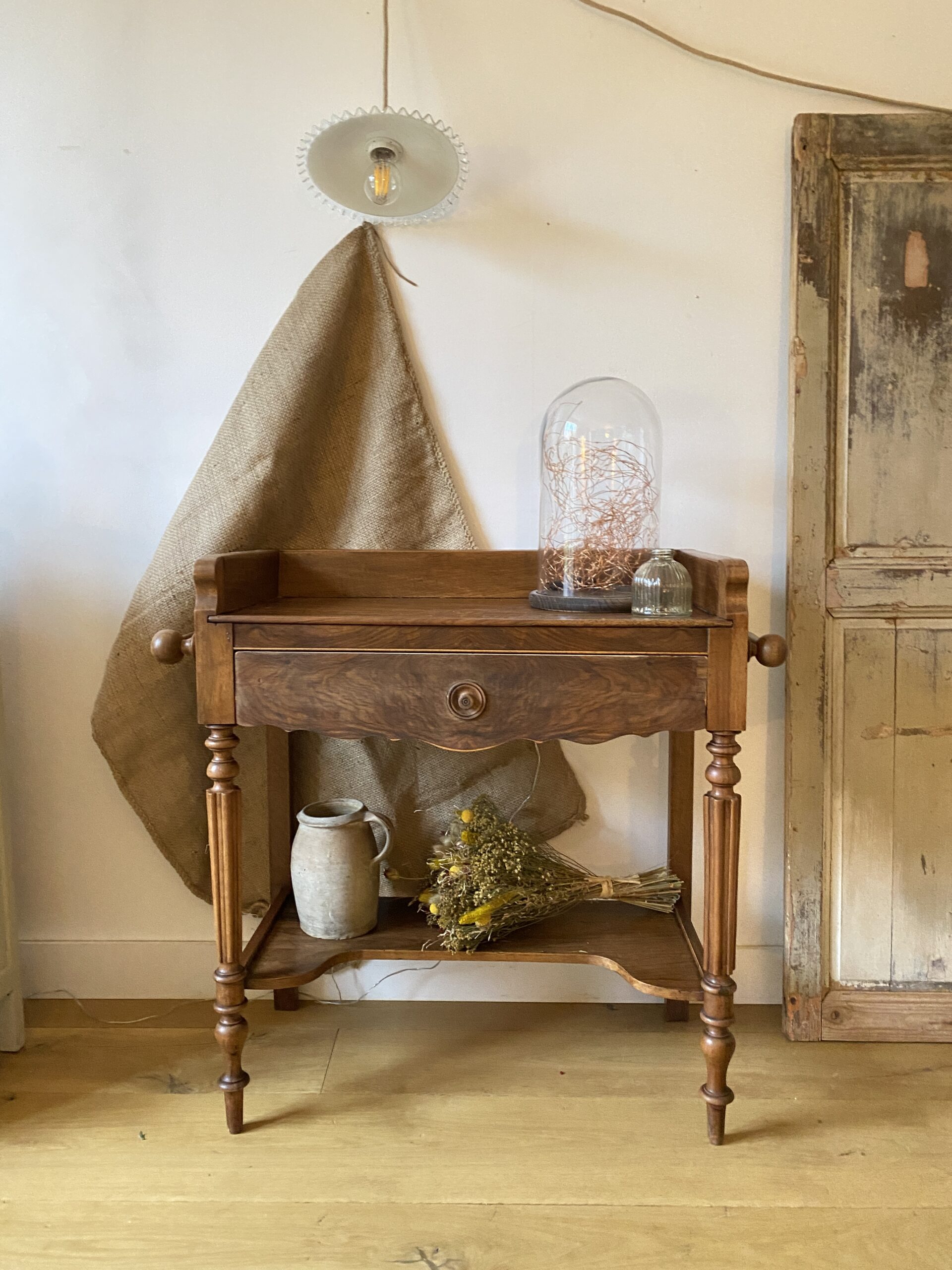 Table de toilette en noyer