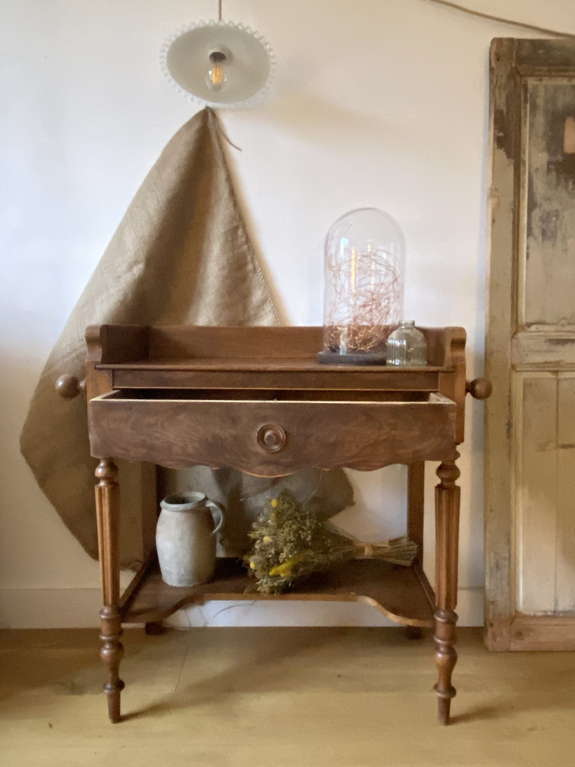 Table de toilette en noyer