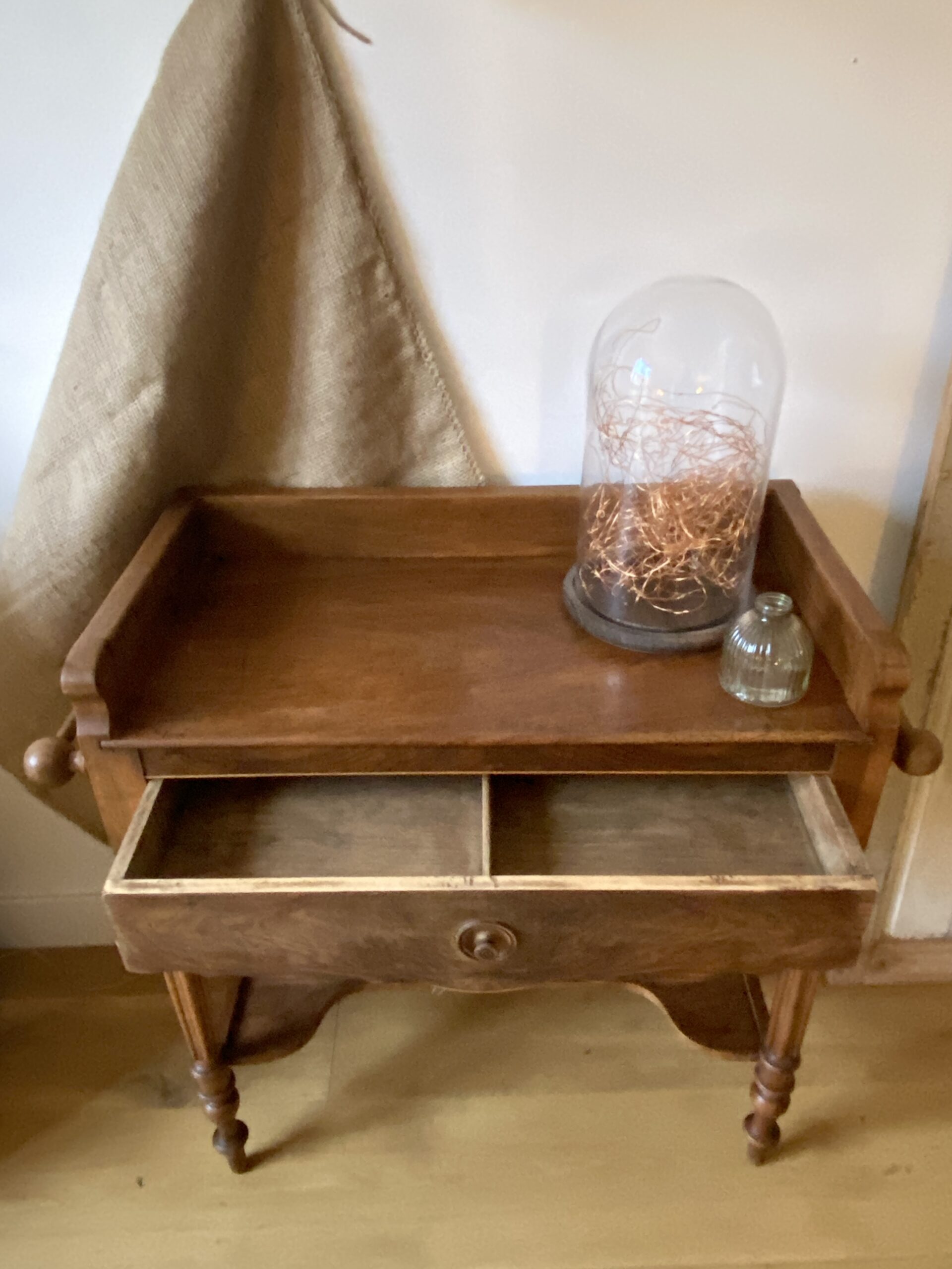 Table de toilette en noyer
