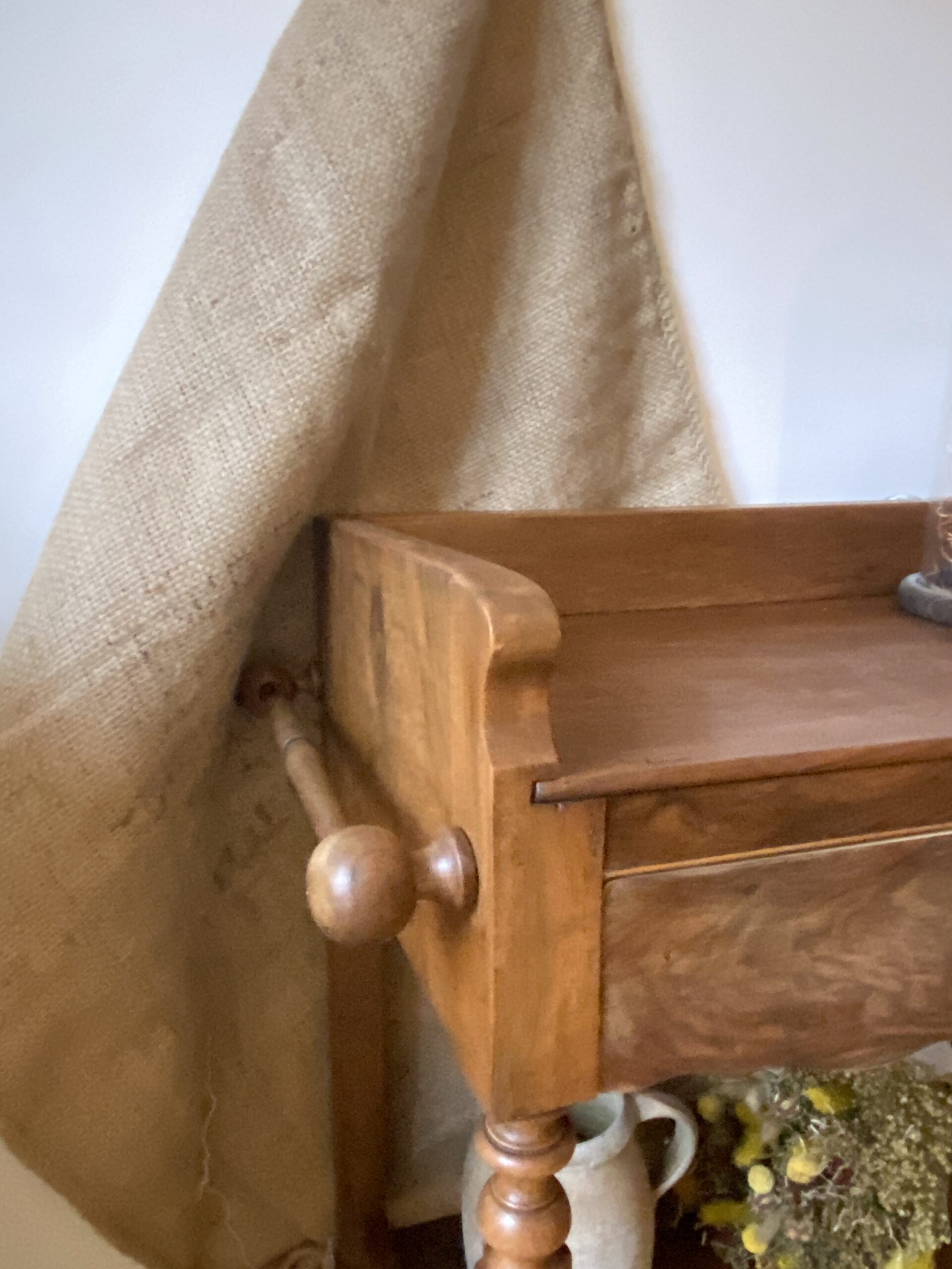 Table de toilette en noyer