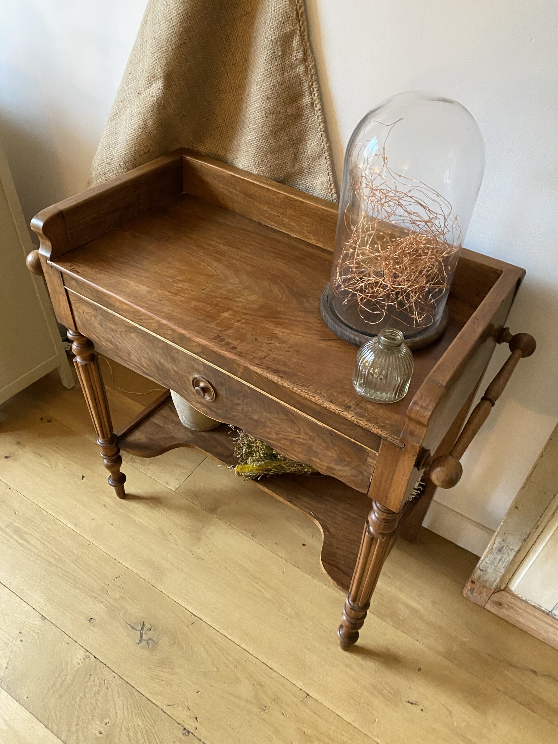 Table de toilette en noyer