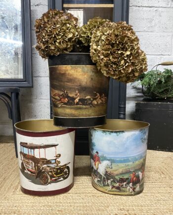 Corbeilles à papiers en métal peintes