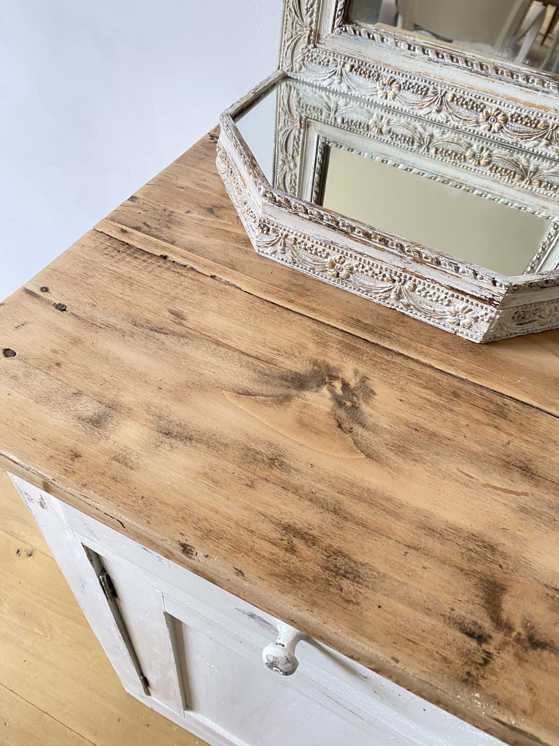 Buffet parisien patiné