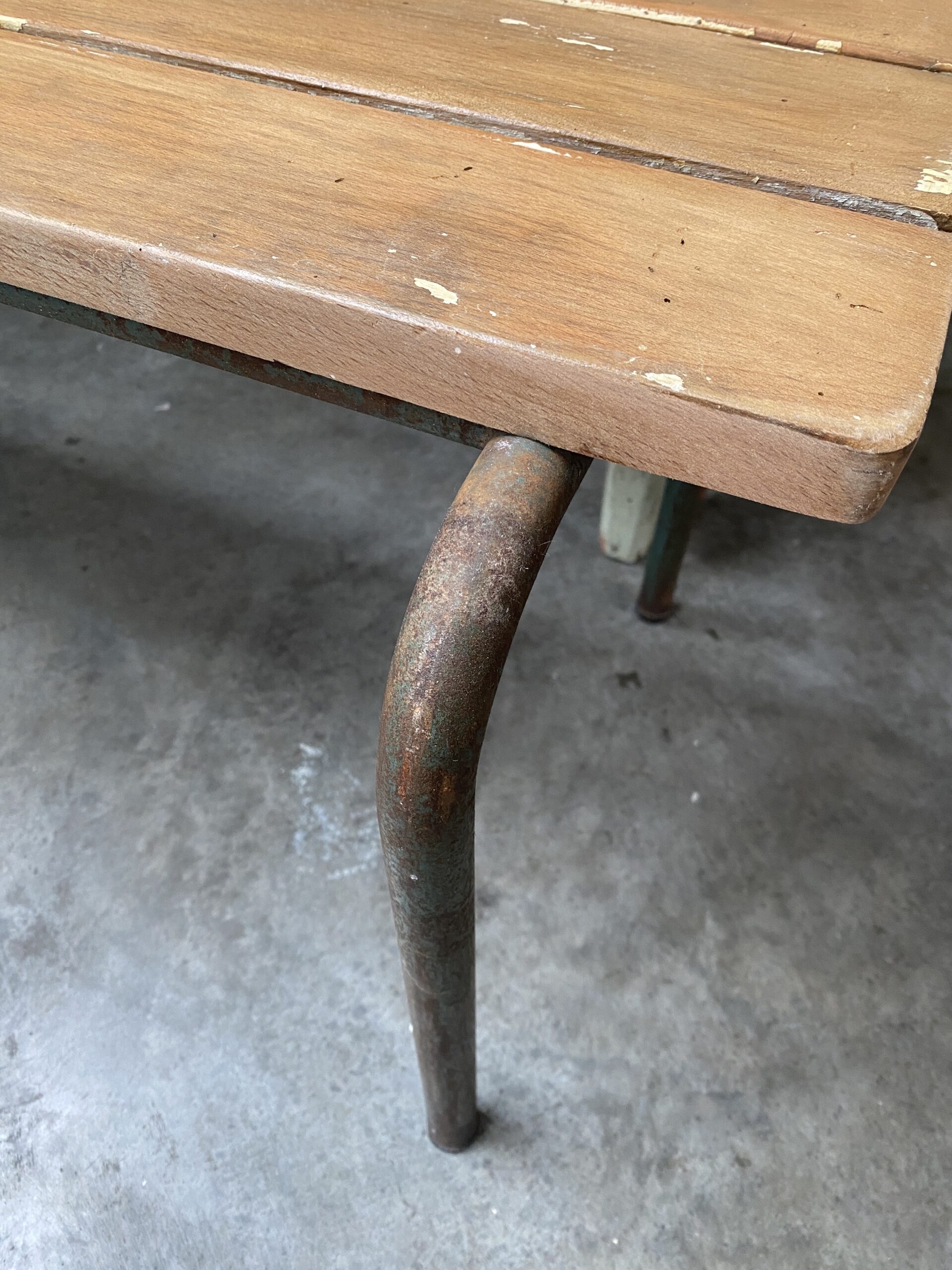 Banc d'école patiné