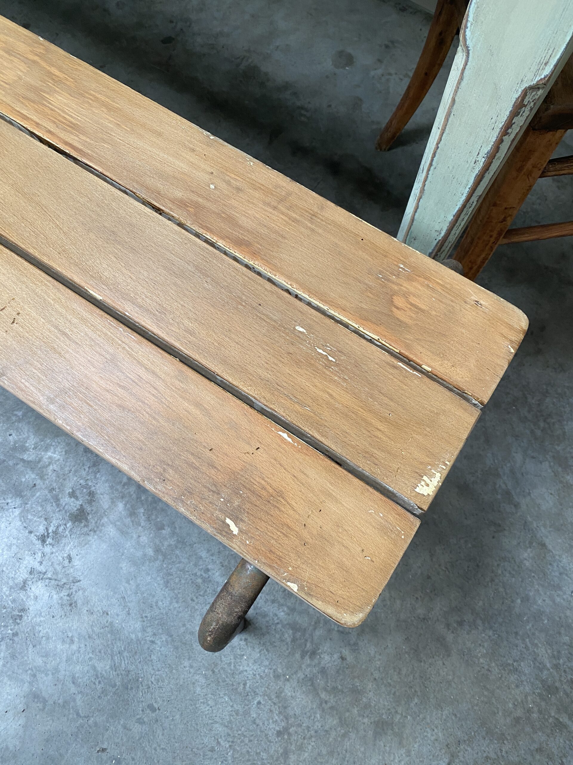 Banc d'école patiné
