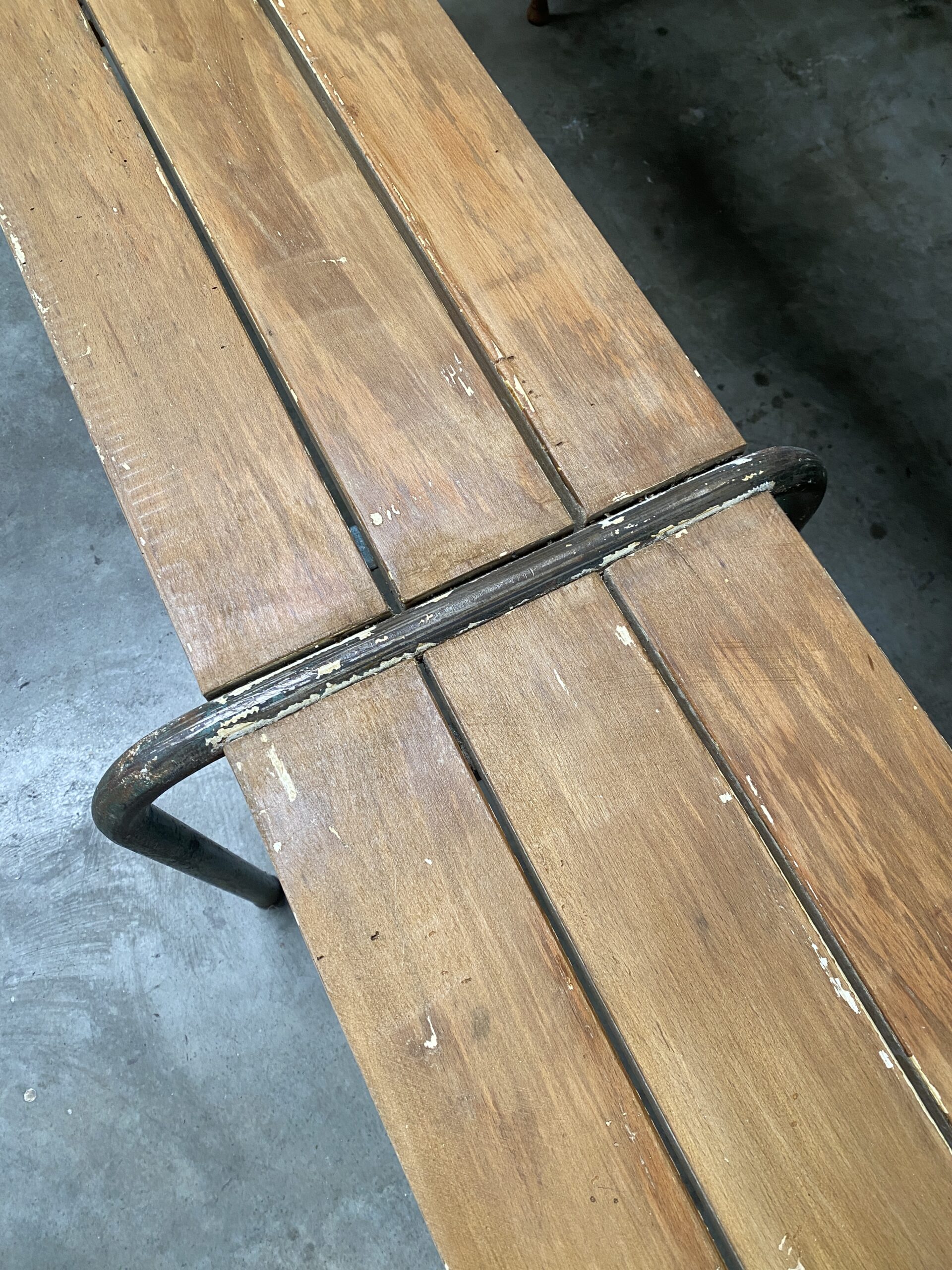 Banc d'école patiné