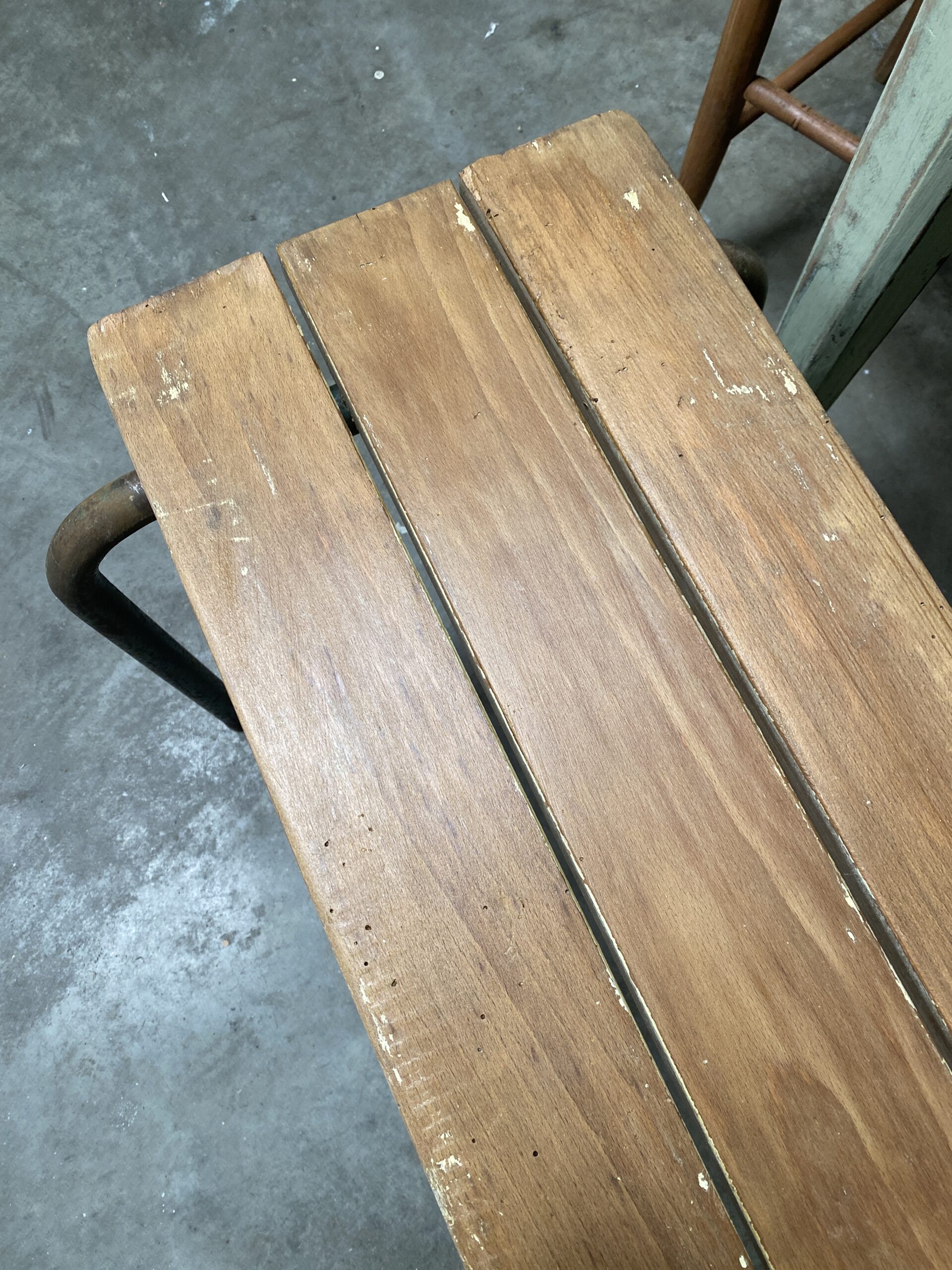 Banc d'école patiné
