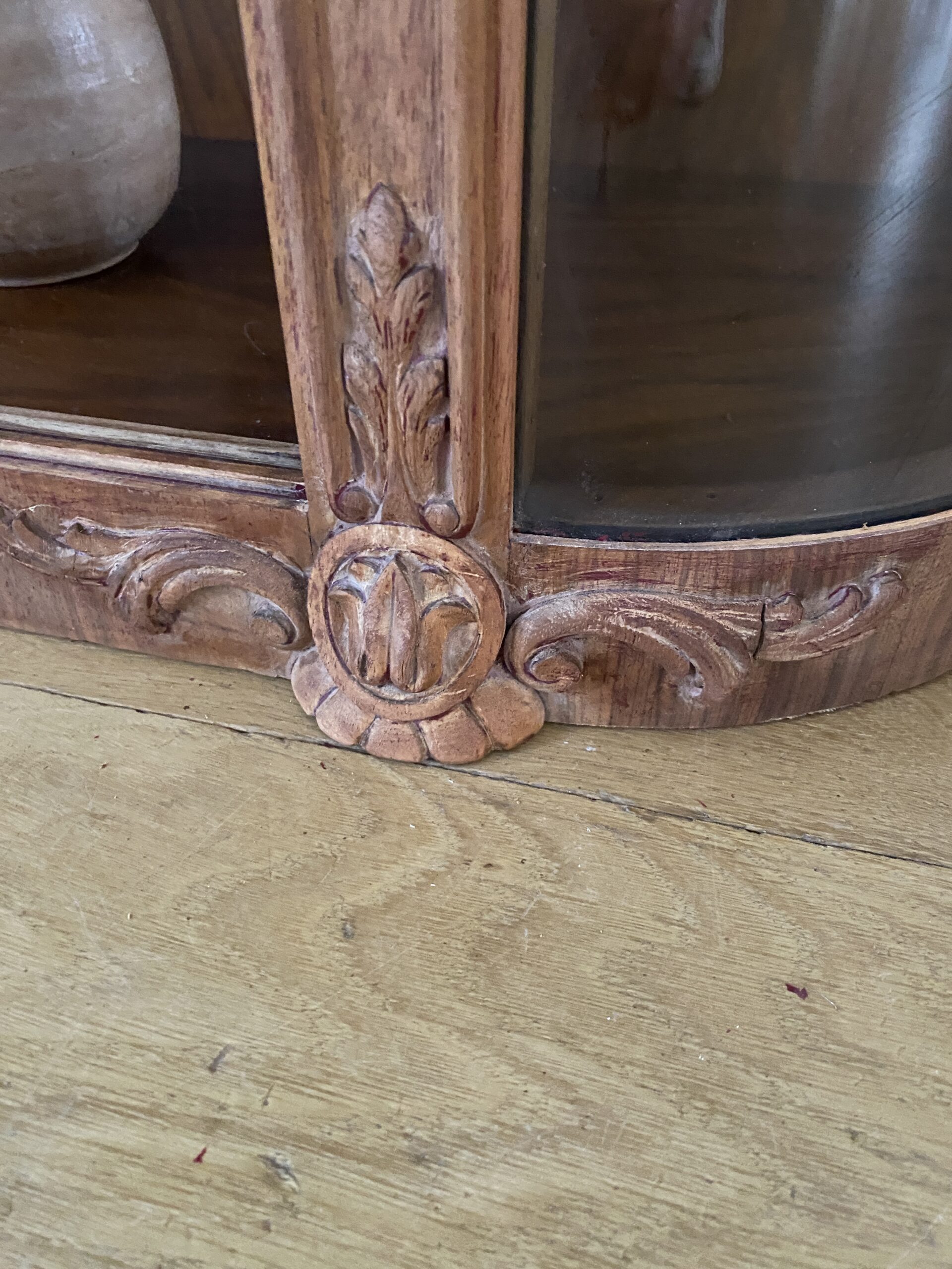 Vitrine en verre bombé