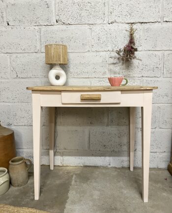 Petite table rose pâle