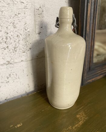 Bouteille triangulaire avec bouchon