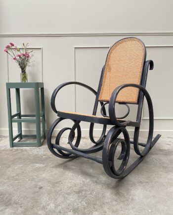 Rocking chair en cannage