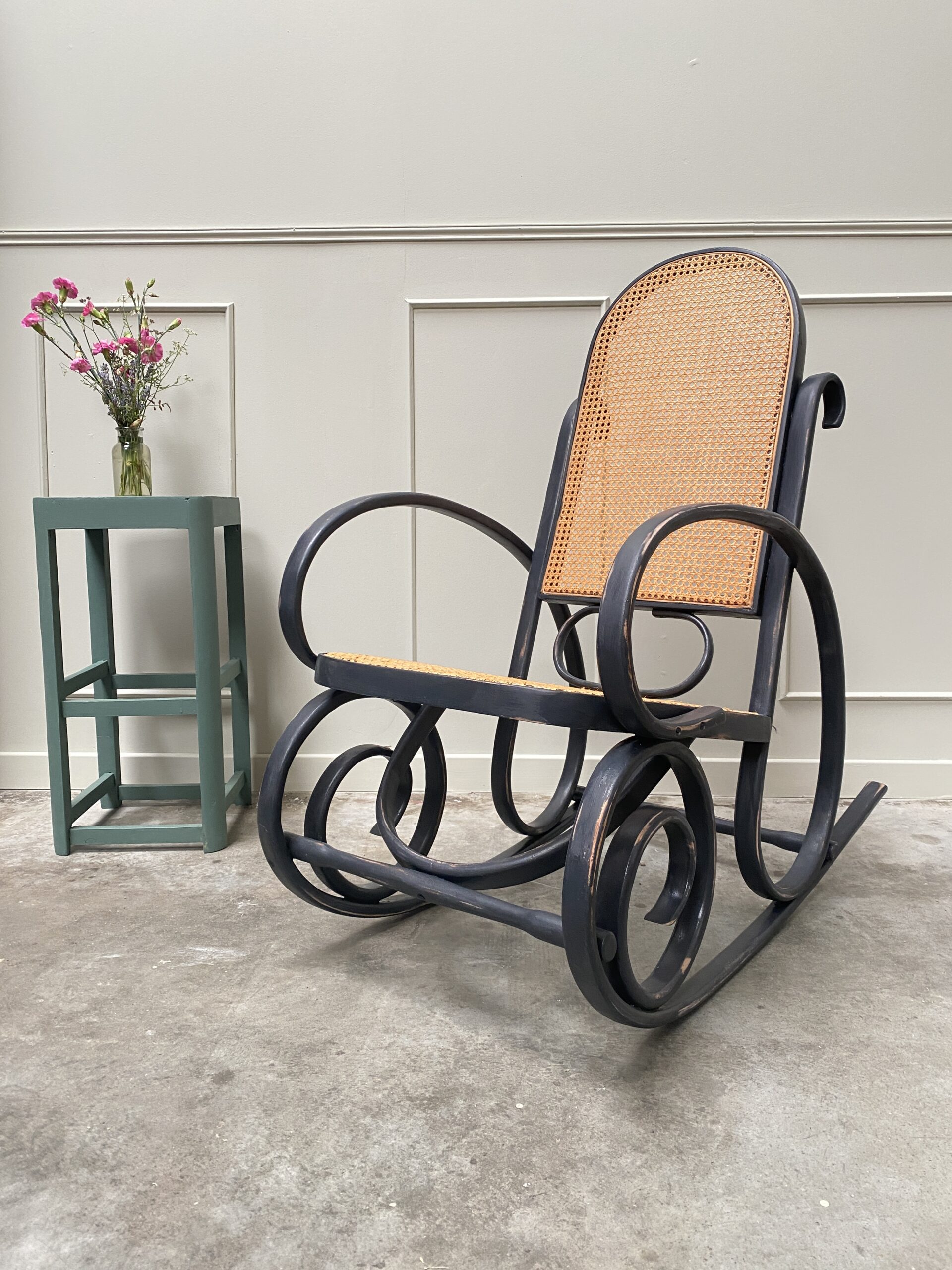 Rocking chair en cannage